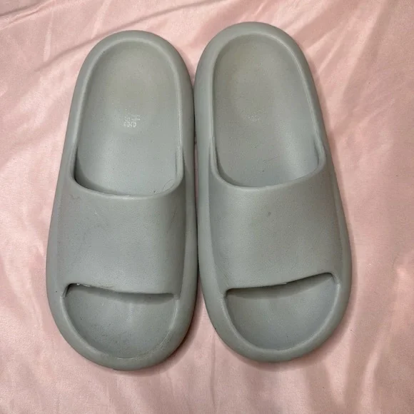 Slippers - Picture 2 of 3